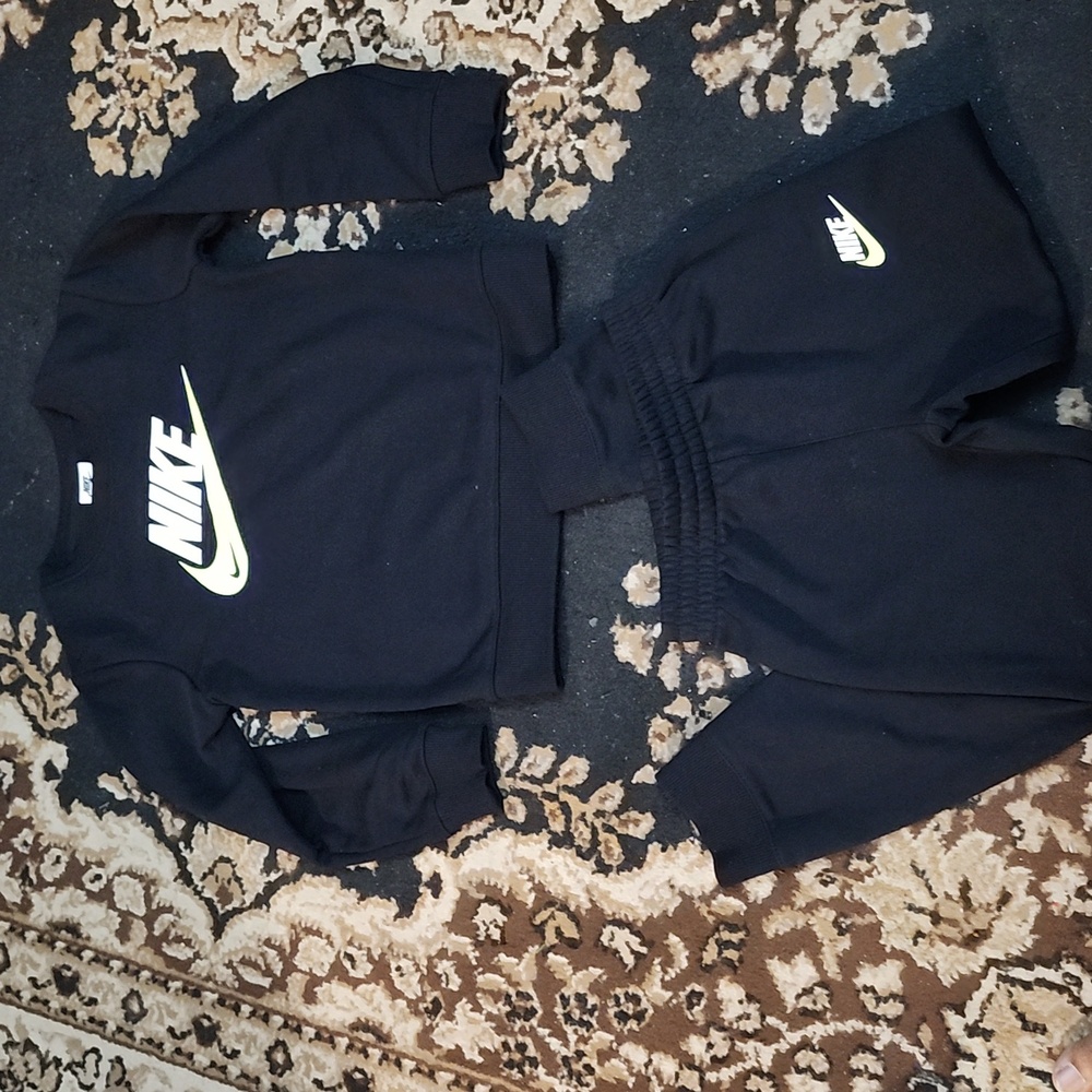 LIKE NEW!Kid's Nike Black with White & Lime Green Logo Sweatshirt & Pants Set; 7